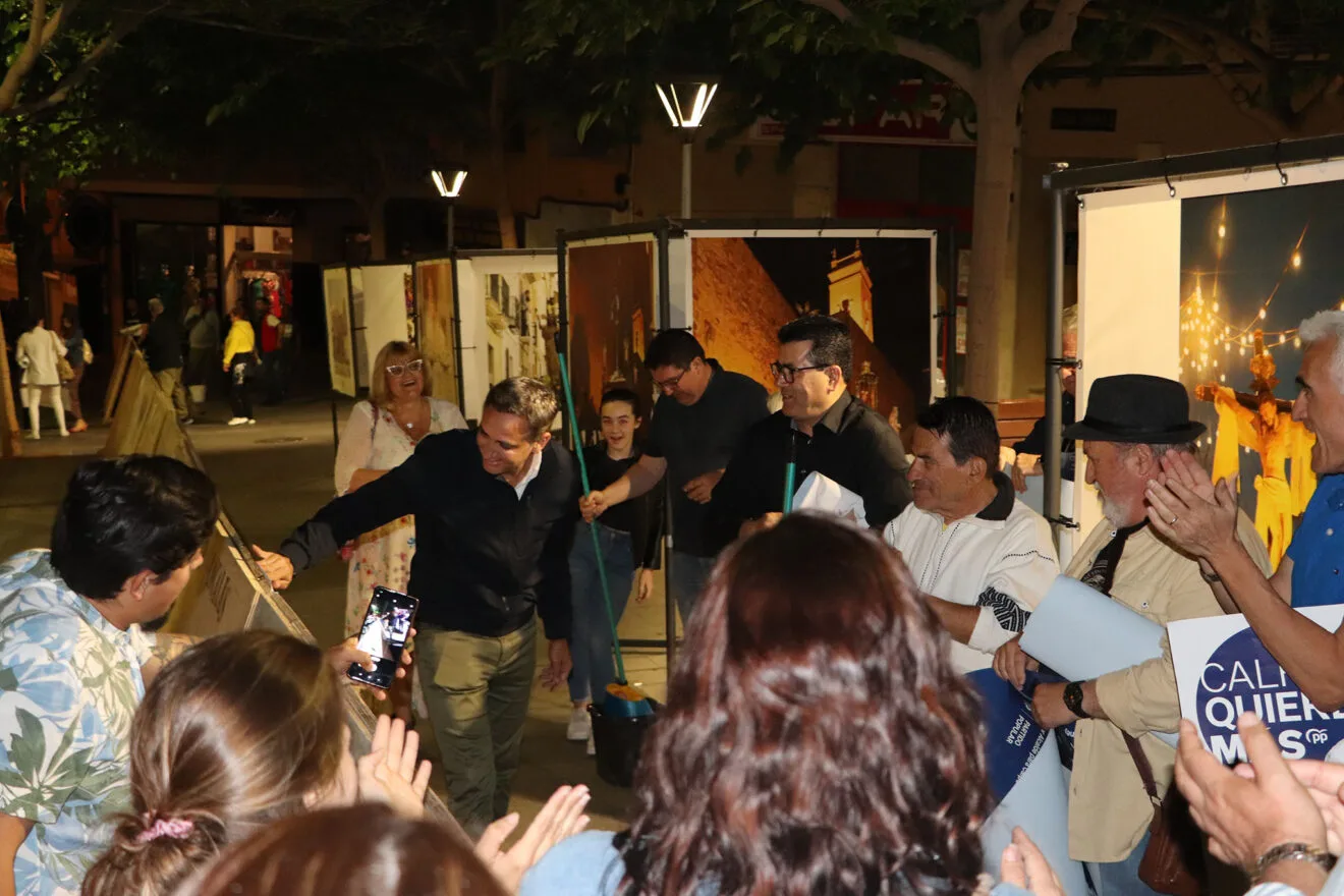 César Sánchez, candidato del PP, junto a sus acompañantes al inicio de campaña