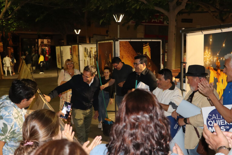 César Sánchez, PP candidate, with his companions at the start of the campaign