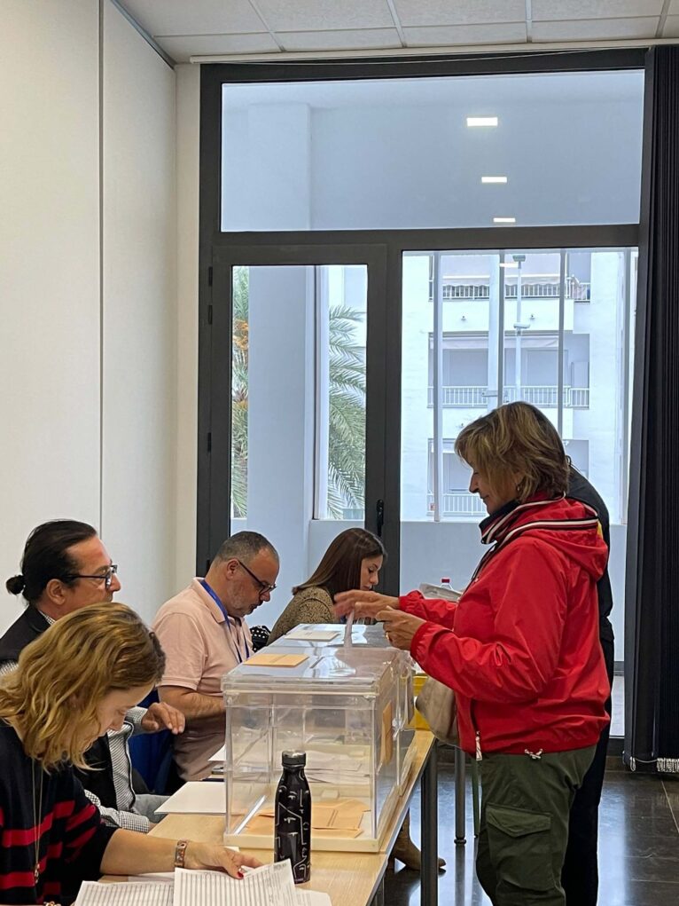 Chantal Giron, candidata de Teulada Moraira, en el colegio electoral