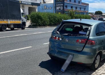 coche accidentado con la parte trasera destrozada por el impacto