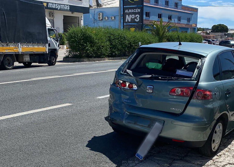 Coche accidentado con la parte trasera destrozada por el impacto