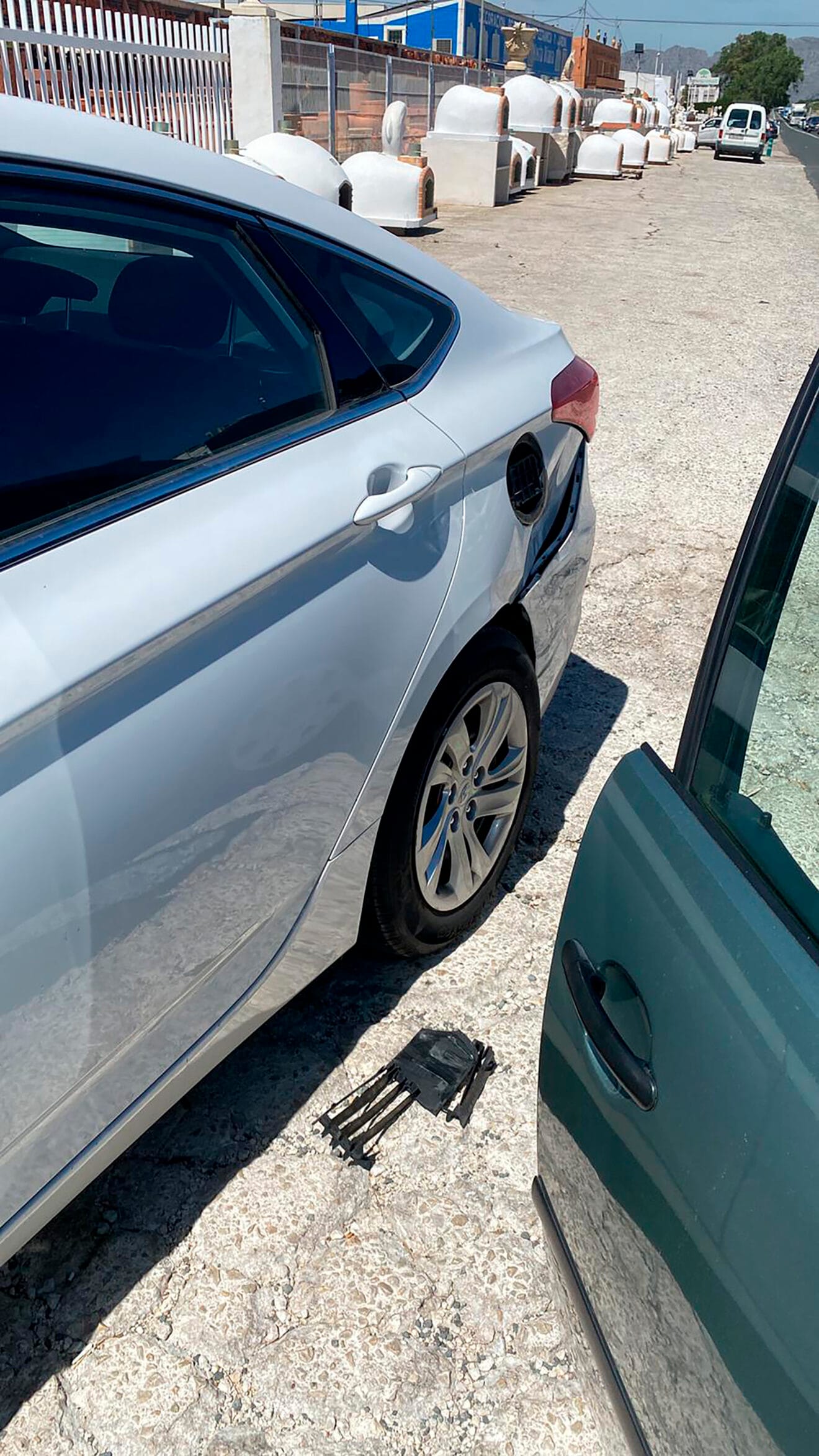 Coche aparcado junto al lugar del accidente entre Pedreguer y Gata