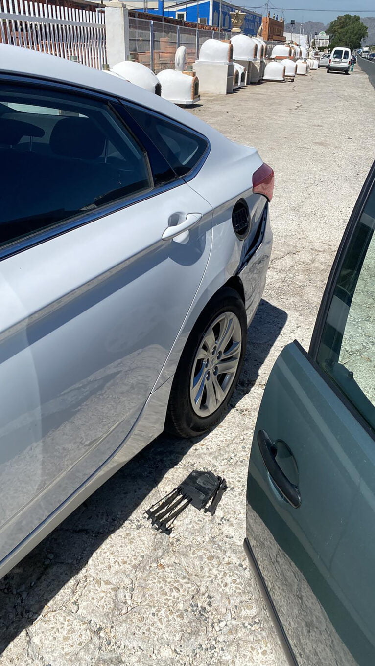 Coche aparcado junto al lugar del accidente entre Pedreguer y Gata