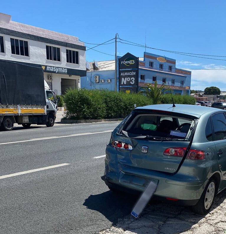 Coche con la parte trasera destrozada por el impacto