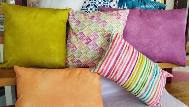 cojines en colores llamativos para darle vida a tu segunda residencia