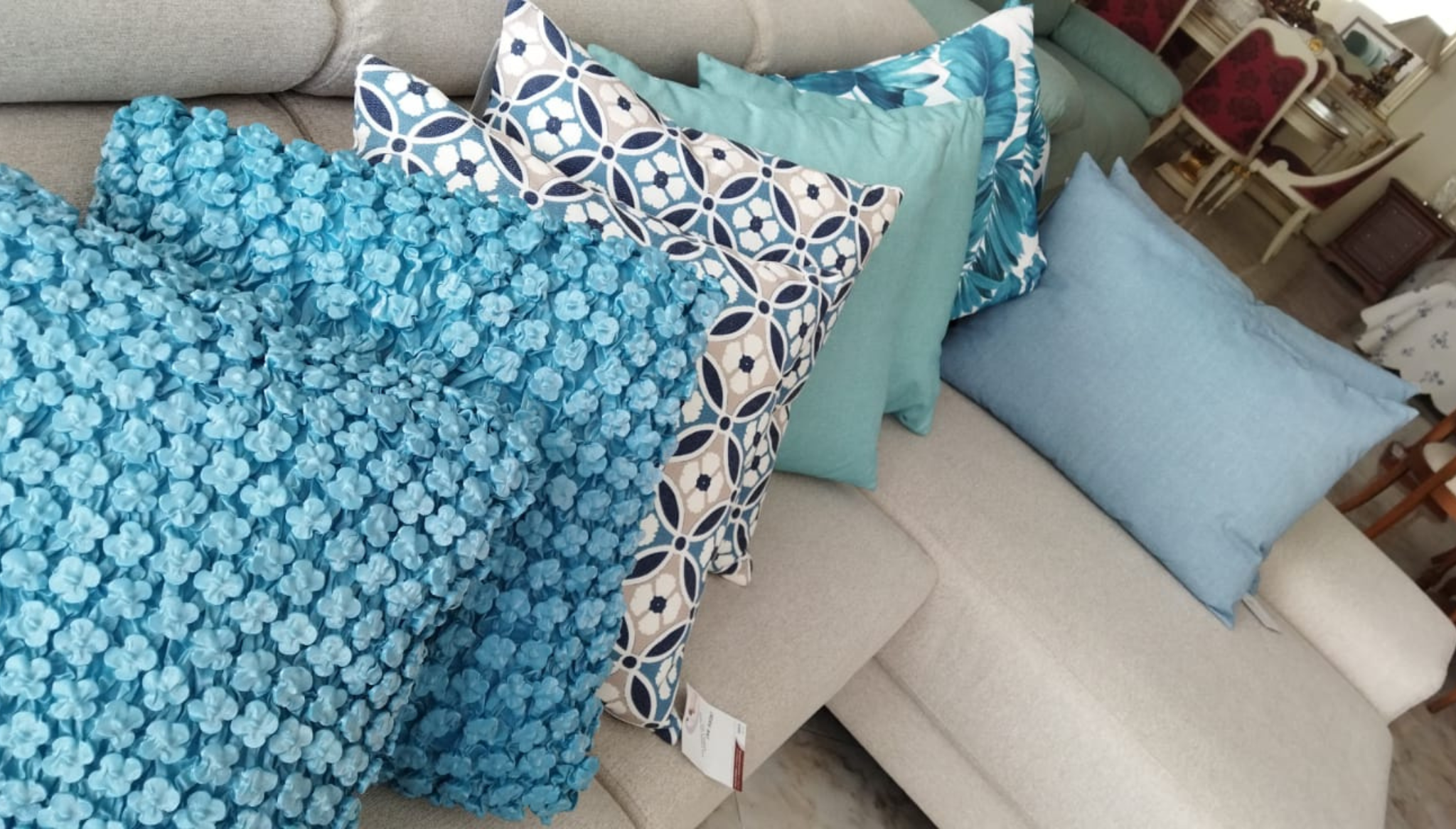 Cojines turquesas como elementos decorativos para tu sofá