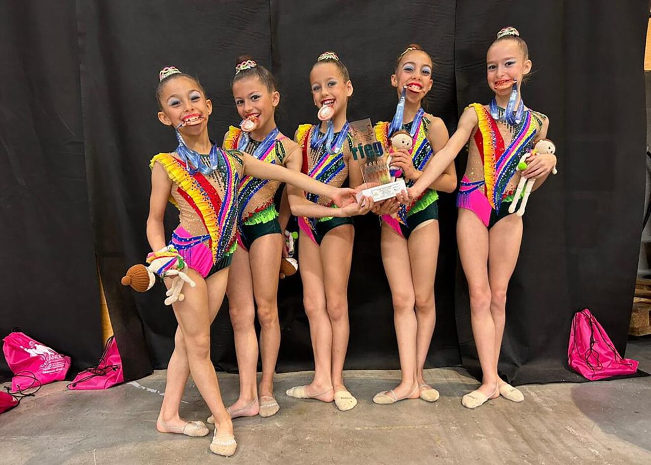 Conjunto alevín del Club Gimnasia Calpe con doble medalla de bronce