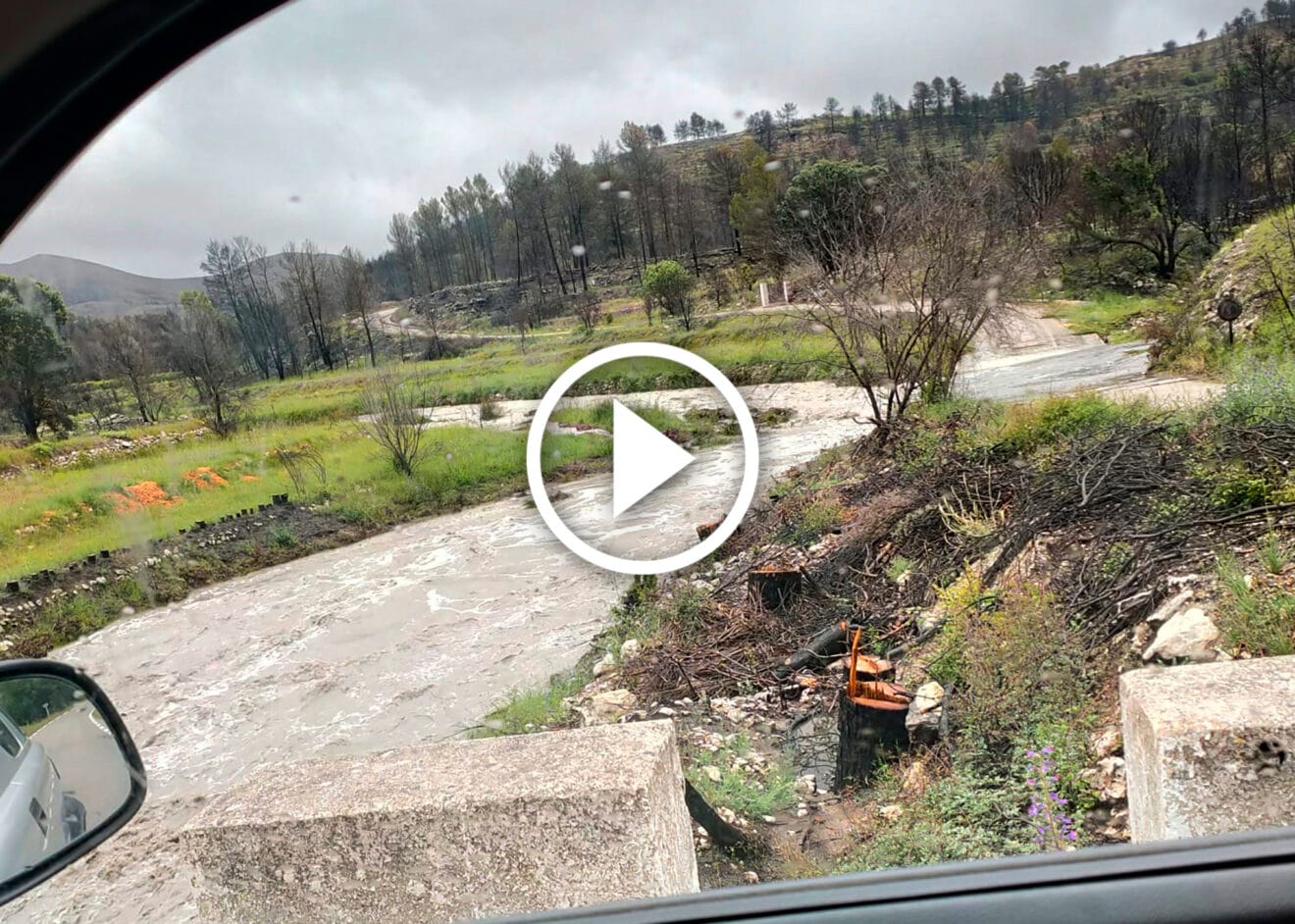Corriente de agua en la Vall d'Alcalà provocada por la lluvia
