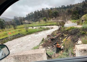 corriente de agua en la vall dalcala provocada por las lluvias