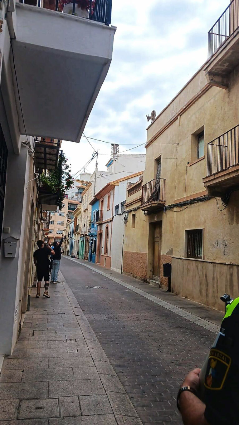 Curiosos ante la cabra por los tejados de Calp