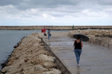 dia de lluvia y nubes en el puerto de denia archivo