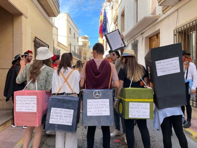 Benitatxell despide sus queridas Fiestas de la Rosa con el divertido concurso de disfraces de San Pancracio 5 disfraces de el parking del moraig en benitatxell