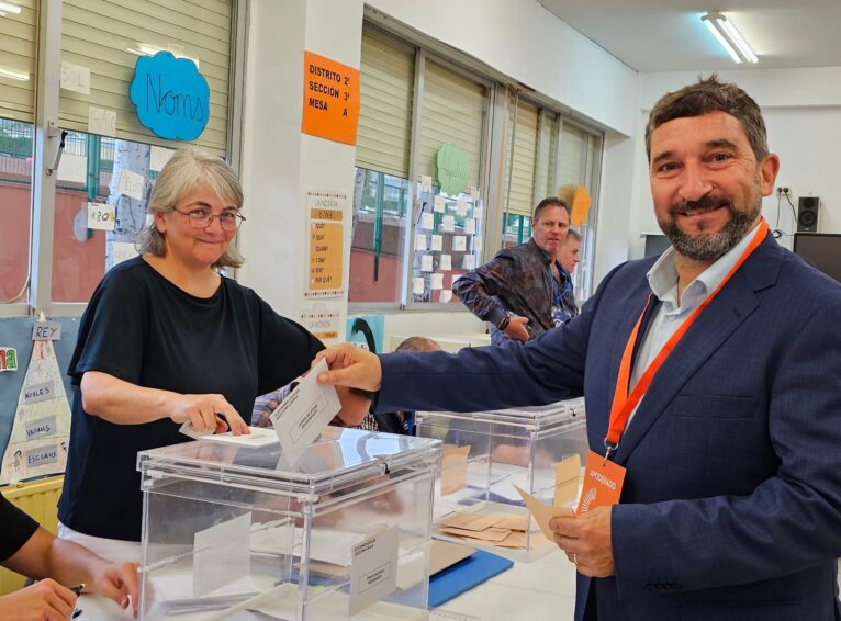 Eduardo Garijo Ciudadanos Calpe votando