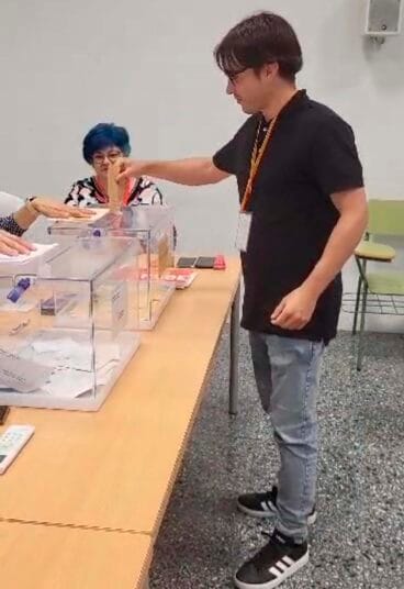 El candidato de Compromís per Ondara, Jordi Dominguis, depositando su voto