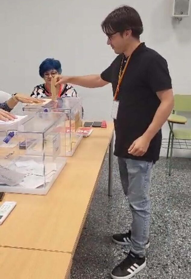 Imagen: El candidato de Compromís per Ondara, Jordi Dominguis, depositando su voto