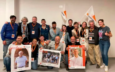 el equipo de compromis per xalo celebrando la mayoria absoluta del 28m 1