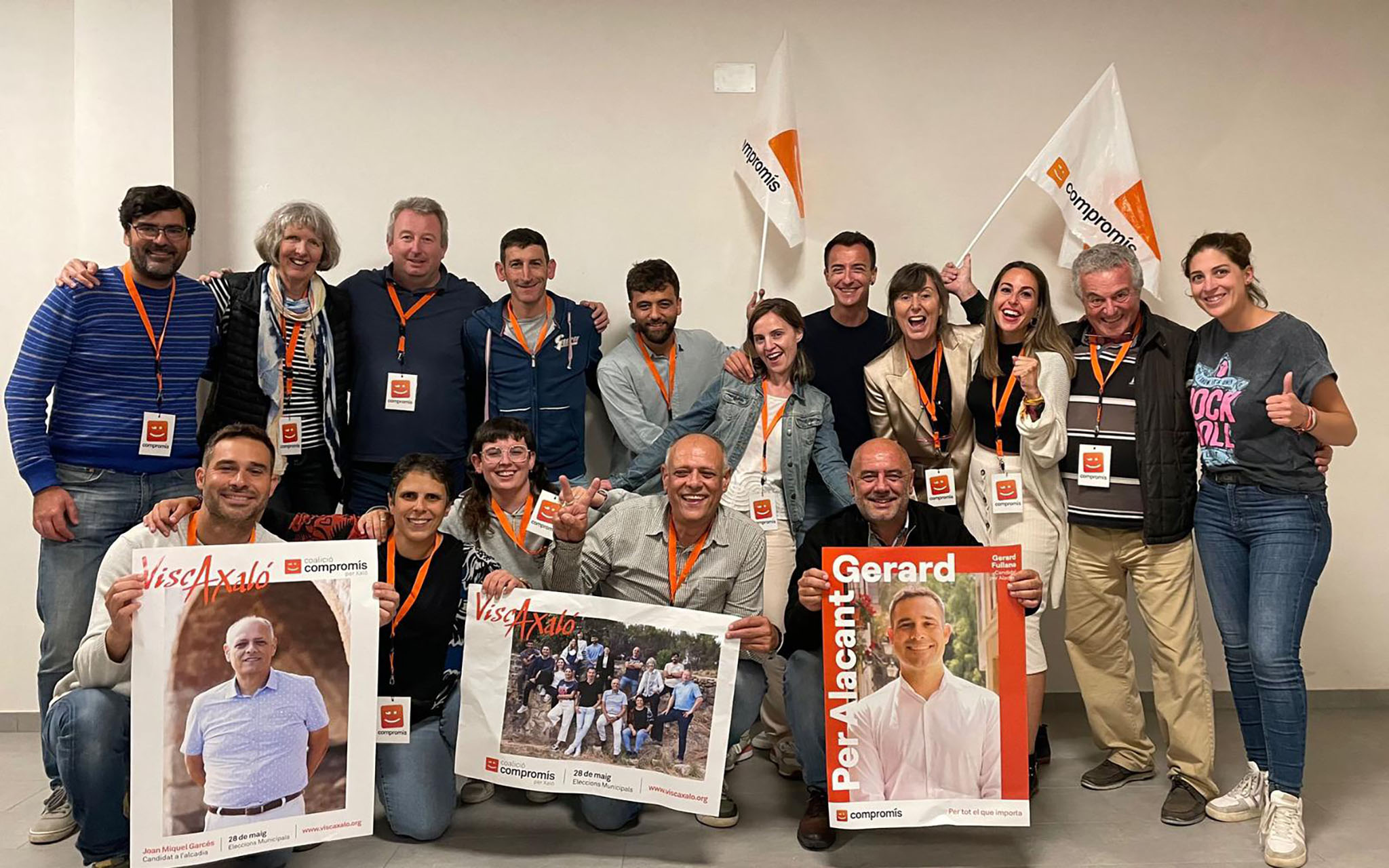 el equipo de compromis per xalo celebrando la mayoria absoluta del 28m 1