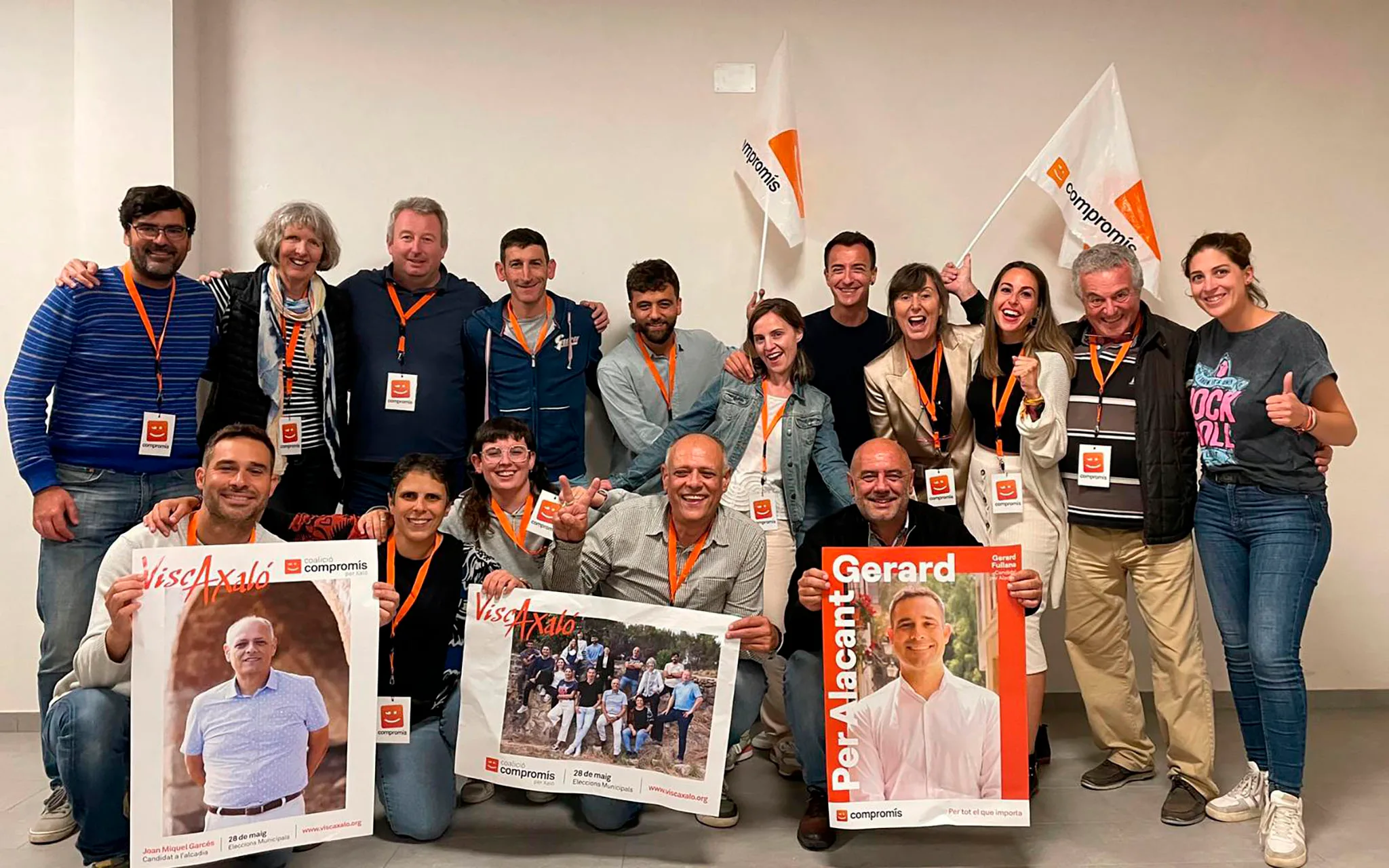 el equipo de compromis per xalo celebrando la mayoria absoluta del 28m 1