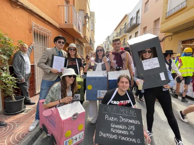 Benitatxell despide sus queridas Fiestas de la Rosa con el divertido concurso de disfraces de San Pancracio 4 el parking del moraig