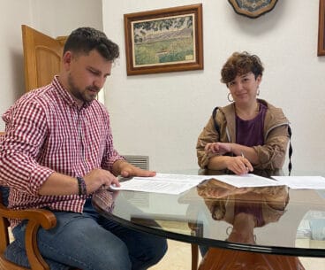 el regidor de comerc i la presidenta de lassociacio de comerciants