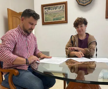 el regidor de comerc i la presidenta de lassociacio de comerciants