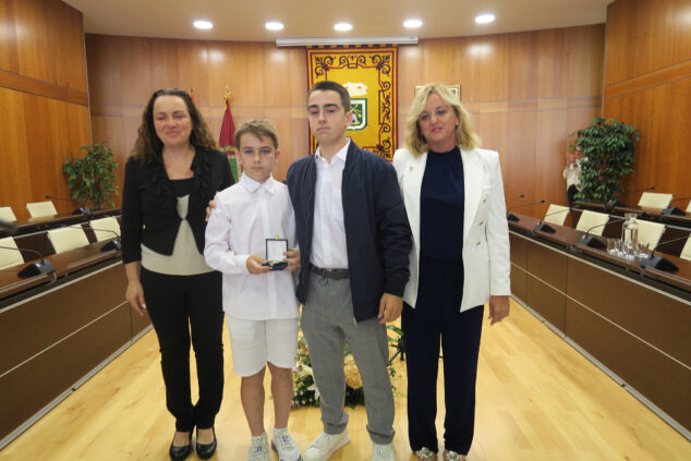 Imagen: Entrega de la medalla de oro de la Villa de Calp a Juan Manuel Policarpo Moll