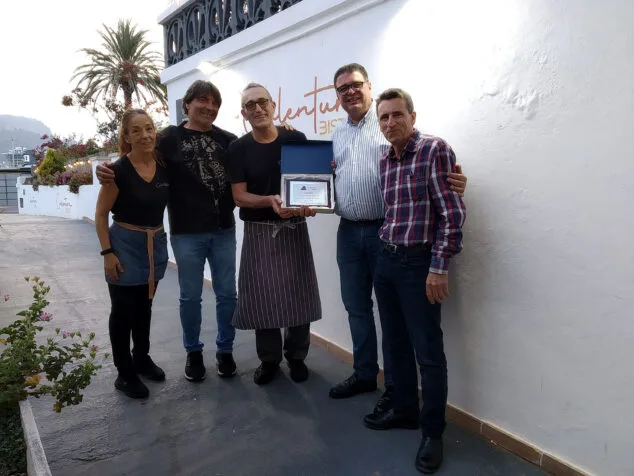 Imagen: Entrega del trofeo al ganador