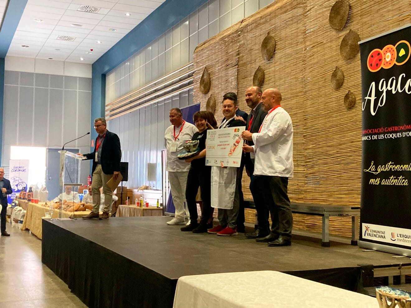 Ferrán Giró y Vanessa Monfort del Arrels Racó Gastronòmic de Gata de Gorgos recibiendo el premio