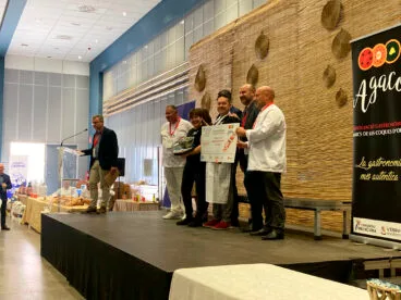 Ferrán Giró y Vanessa Monfort del Arrels Racó Gastronòmic de Gata de Gorgos recibiendo el premio