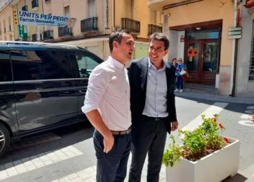 Ferrán González, candidato del PP de Pego, recibiendo en su sede a Carlos Mazón