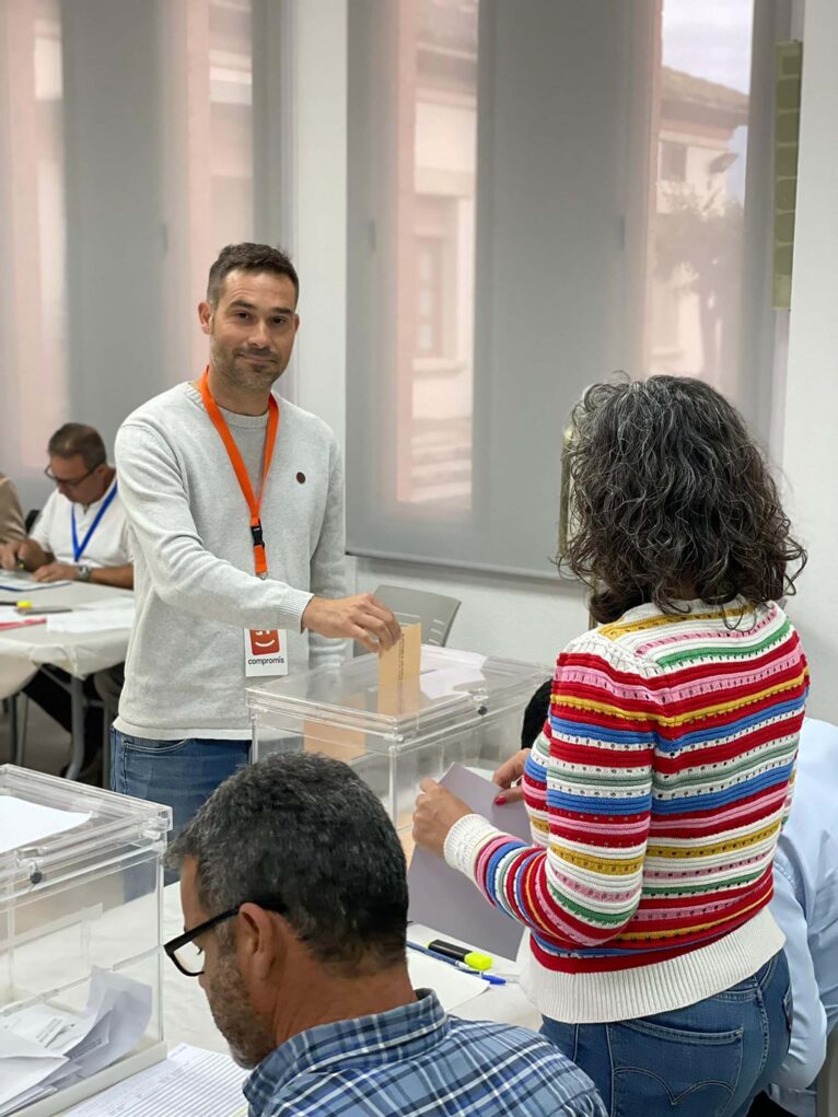 Gerard Fullana, candidato a les Corts por Compromís, ejerciendo el derecho a voto