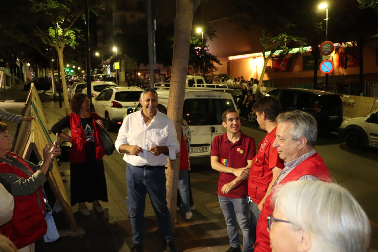 Gillermo Sendra, candidato del PSOE Calp, y Ximo Perles, candidato de Compromís antes de la pegada de carteles