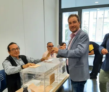 Hector Morales EME votando