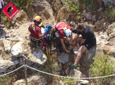 hombre lesionado junto a la cumbre del penon de ifach en calp