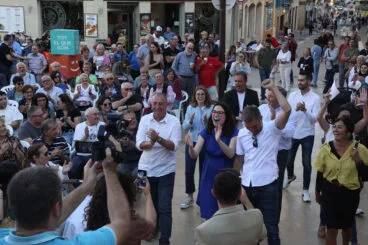 joan baldovi aitana mas gerard fullana y rafa carrio rodeados de simpatizantes y militantes en denia