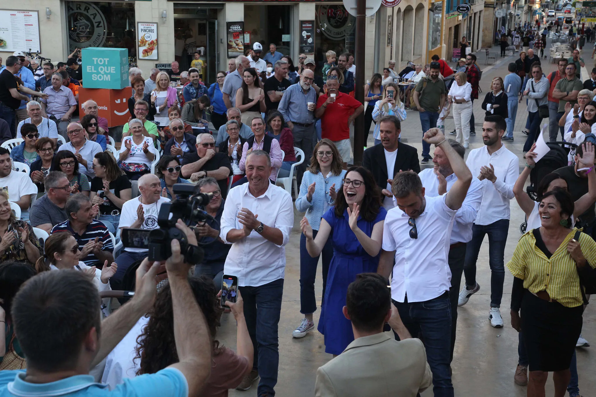 joan baldovi aitana mas gerard fullana y rafa carrio rodeados de simpatizantes y militantes en denia