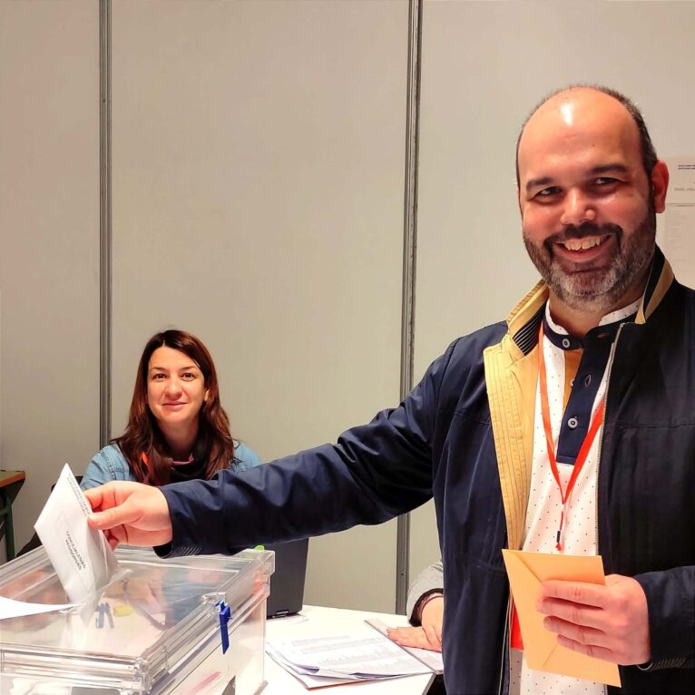 Juan Carlos Mut, candidato de Reinicem Benissa, votando