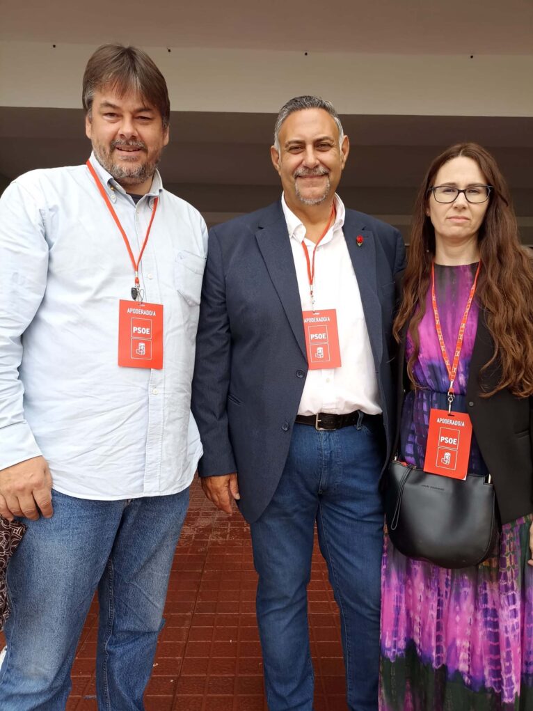 Marco Bittner, Guillermo Sendra y Piedad Isabel Garrido, del PSPV PSOE Calp, en uno de los colegios electorales