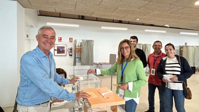 Mavi Pérez, candidata de Ciudadanos por Jávea, votando junto a su equipo