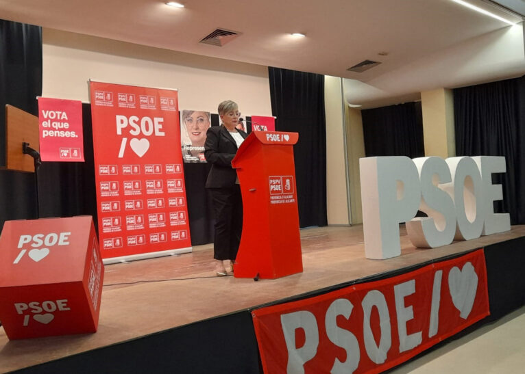 Paqui Romaguera, candidata a la alcaldía por el PSPV PSOE de Teulada Moraira, en el acto de presentación