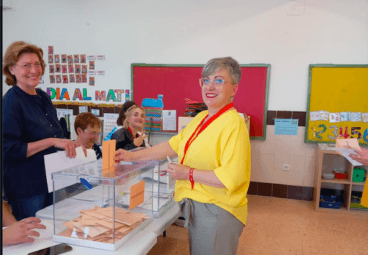 Paqui Romaguera PSPV Teulada Moraira votando