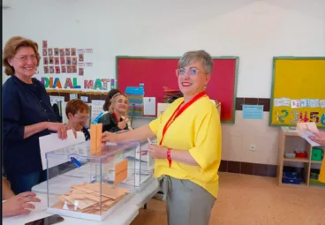Paqui Romaguera PSPV Teulada Moraira votando