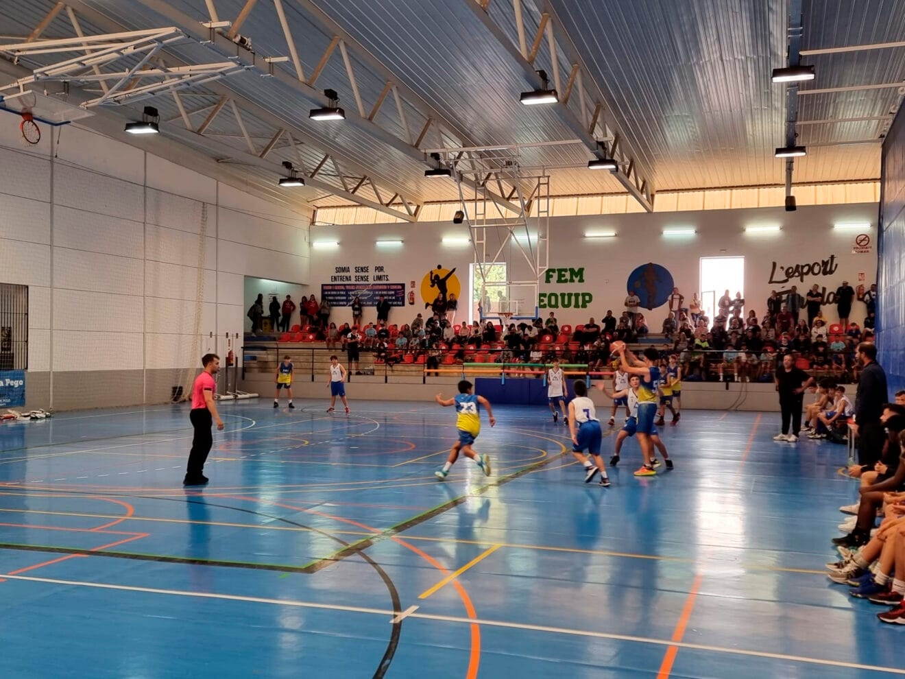 Partido de básquet de los XIV Minijocs de la Marina Alta en el pabellón Ausiàs March de Pego