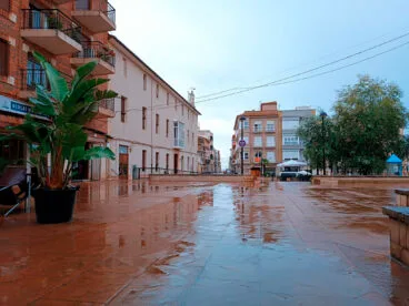 Plaça del Mercat de Pego después de un dia de lluvia (archivo)