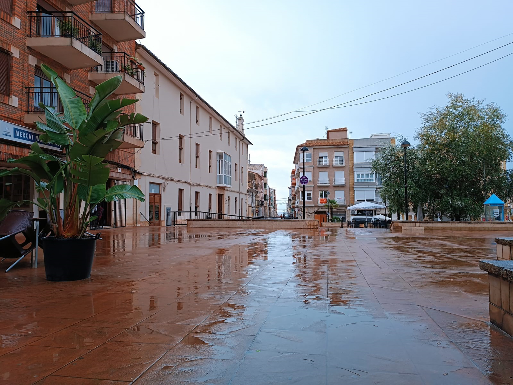 Plaça del Mercat de Pego después de un dia de lluvia (archivo)