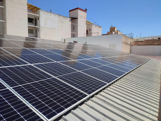 Imagen: Placas solares en el edificio La Pista de Pedreguer