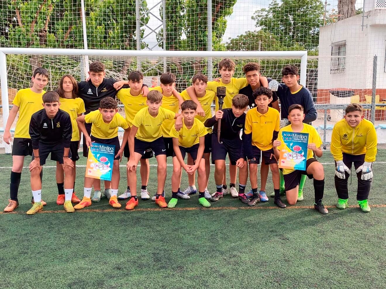 Recibimiento de la antorcha dels Mini Jocs en el campo de fúbtol de Ondara