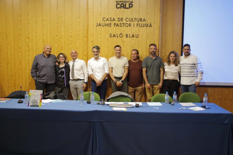 Representantes de Defendamos Calpe después de presentar su propuesta