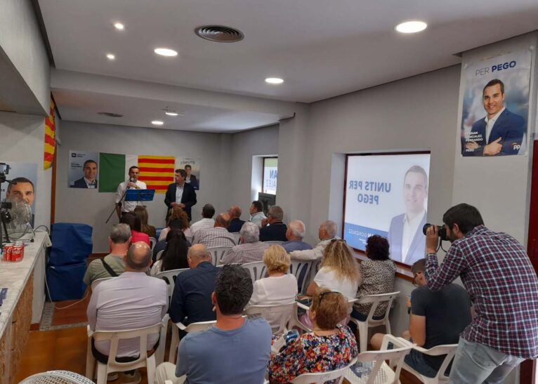 Reunión de asociaciones y colectivos de Pego con Carlos Mazón y Ferrán González