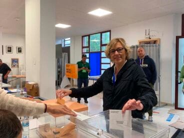 Rosa Cardona, candidata del PP de Xàbia, votando